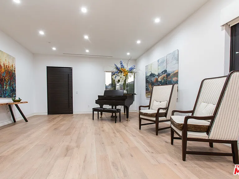 736 N Curson Ave — Photo 11