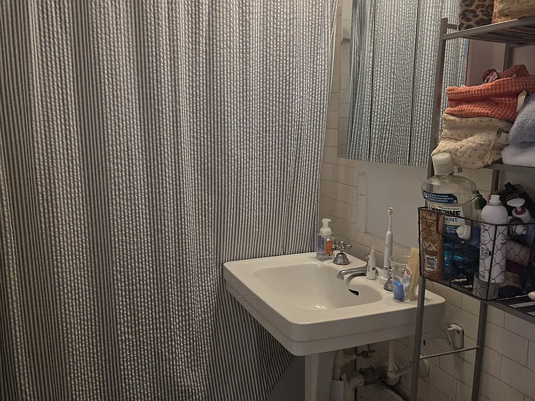 320 E 42nd St #2906 — Photo 14
