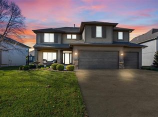 11438 S Lakecrest Dr, Olathe, KS 66061