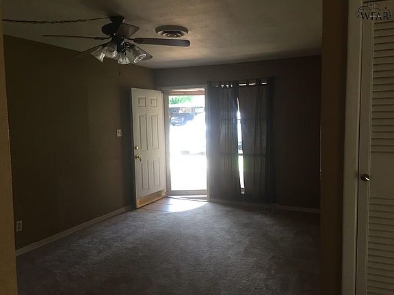2nd image of 905 W Cornelia Ave