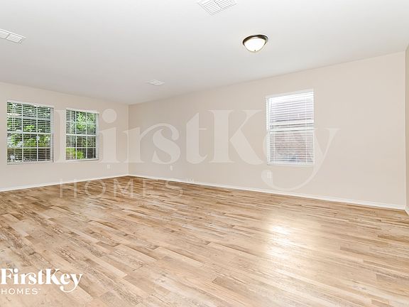 2nd image of 2801 Spencer Cir