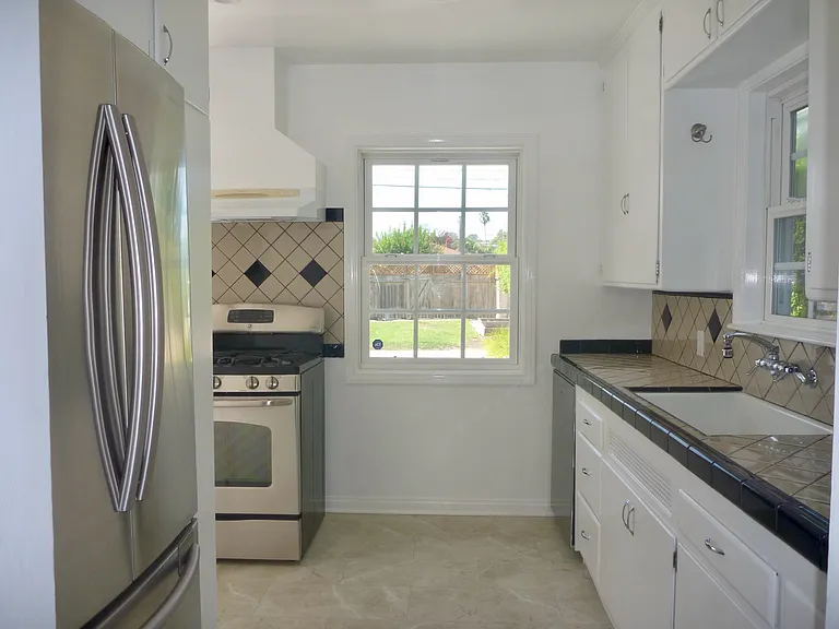 845 Flower Ave — Photo 14