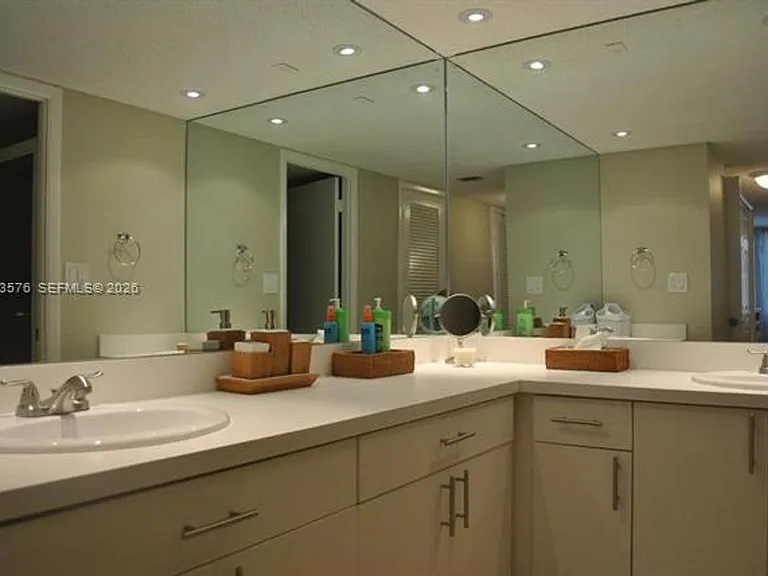6039 Collins Avenue Cu #1006 — Photo 14