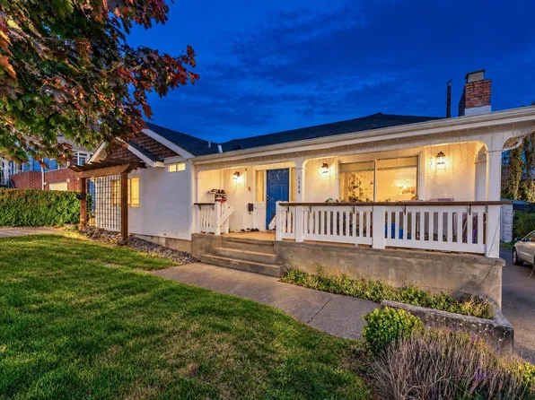 1154 Finlay St, White Rock, BC V4B 4K8