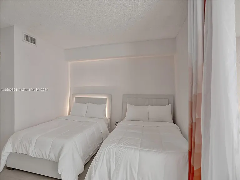 17555 Atlantic Blvd #1101 — Photo 45