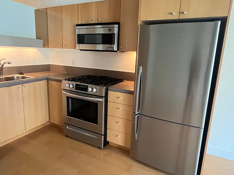 1926 W Burnside St #204 — Photo 8