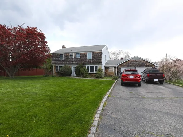 32 Manchester Ln, Stony Brook, NY 11790