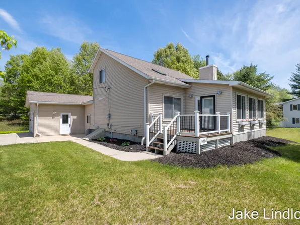 11014 E Royal Rd, Stanwood, MI 49346