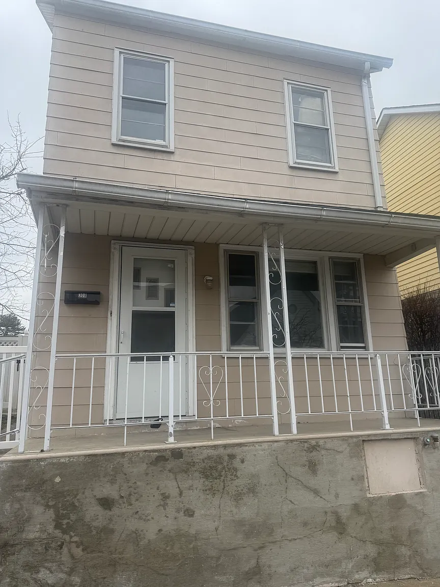 308 E Walnut St photo 1