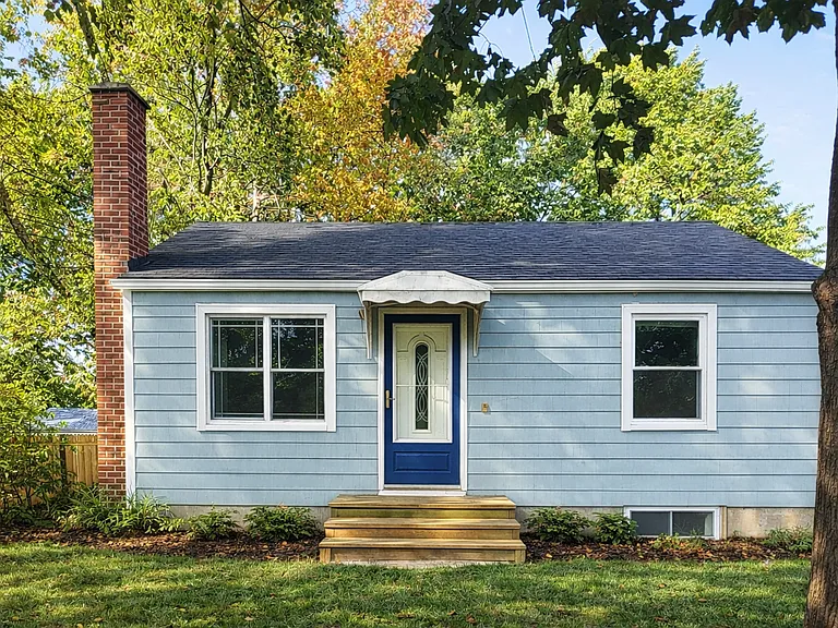16 Elaine Dr — Photo 1