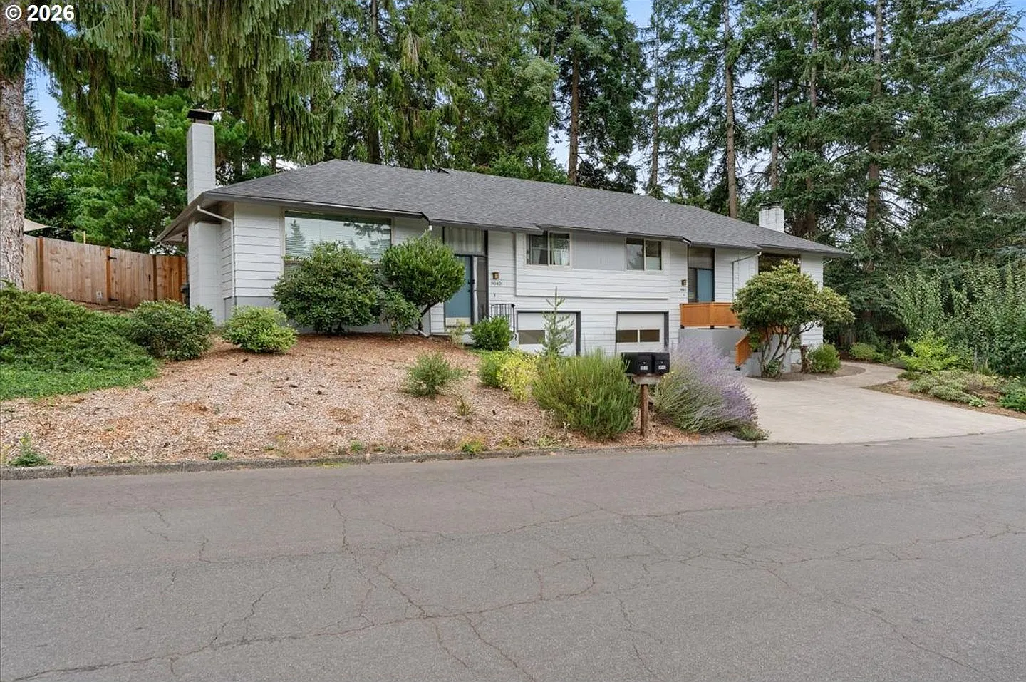 Unique 3Bd 3Bth West Haven Residence with Two Living Rooms, Hardwood Floors, Laundry Room & Priva... — Photo 4