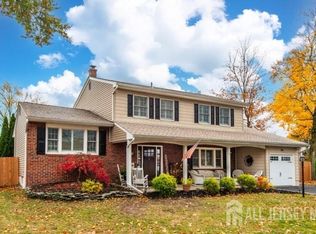 5 Wells Pl, Middlesex, NJ 08846
