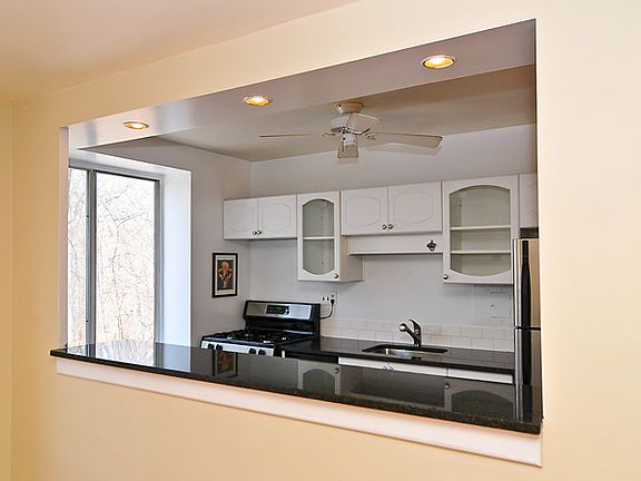 Bright, remodeled Kitchen w/ Breakfast Bar