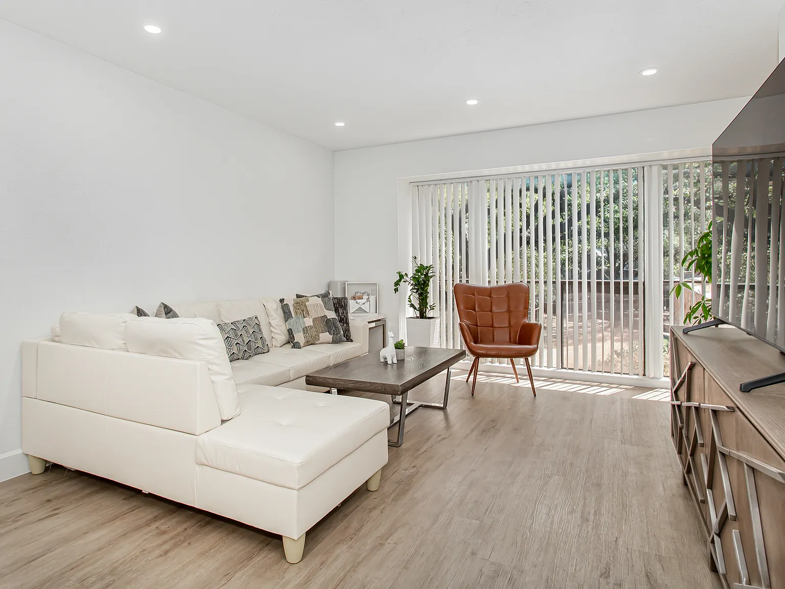 3 bed, 1357 sqft, $2,400 — Photo 4
