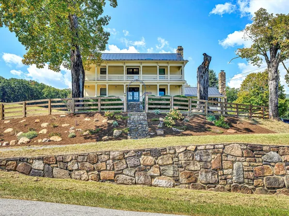 17559 Johns Creek Rd, New Castle, VA 24127