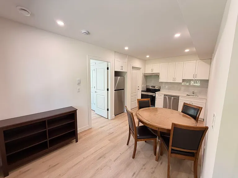 4750 Barker Cres — Photo 2