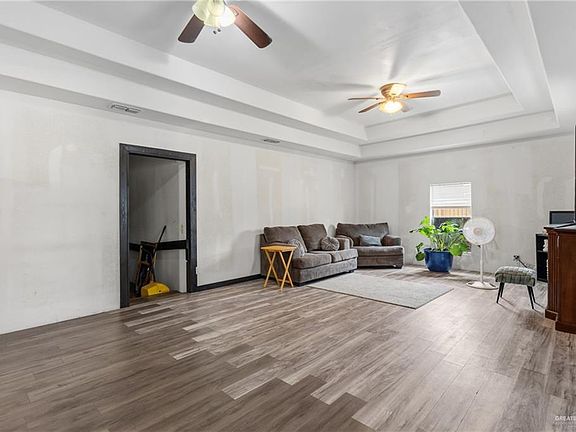 4th image of 617 La Quinta Ln