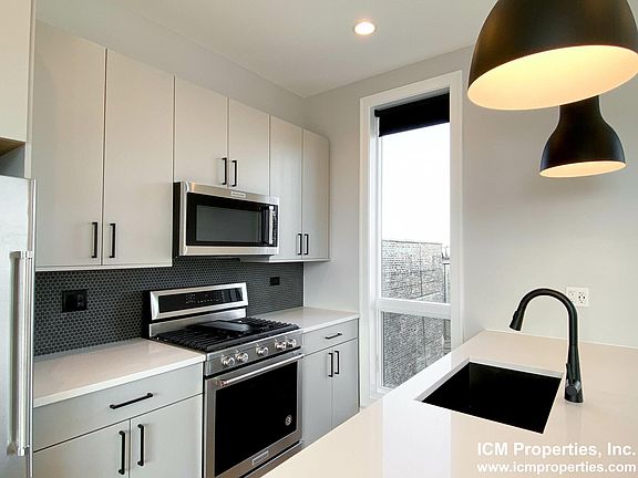 5th image of 1052 W Cornelia Ave #11B