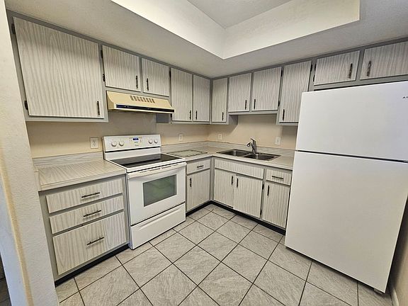 3rd image of 3815 SE 15th Pl APT 1