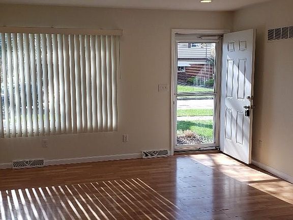 4th image of 27454 Marilyn Dr