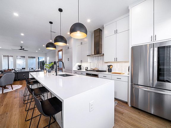 5th image of 401 Martinique Ave