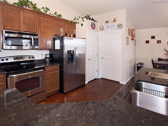 42" Cabinets, Granite Countertops, Stainless Steel Appliances