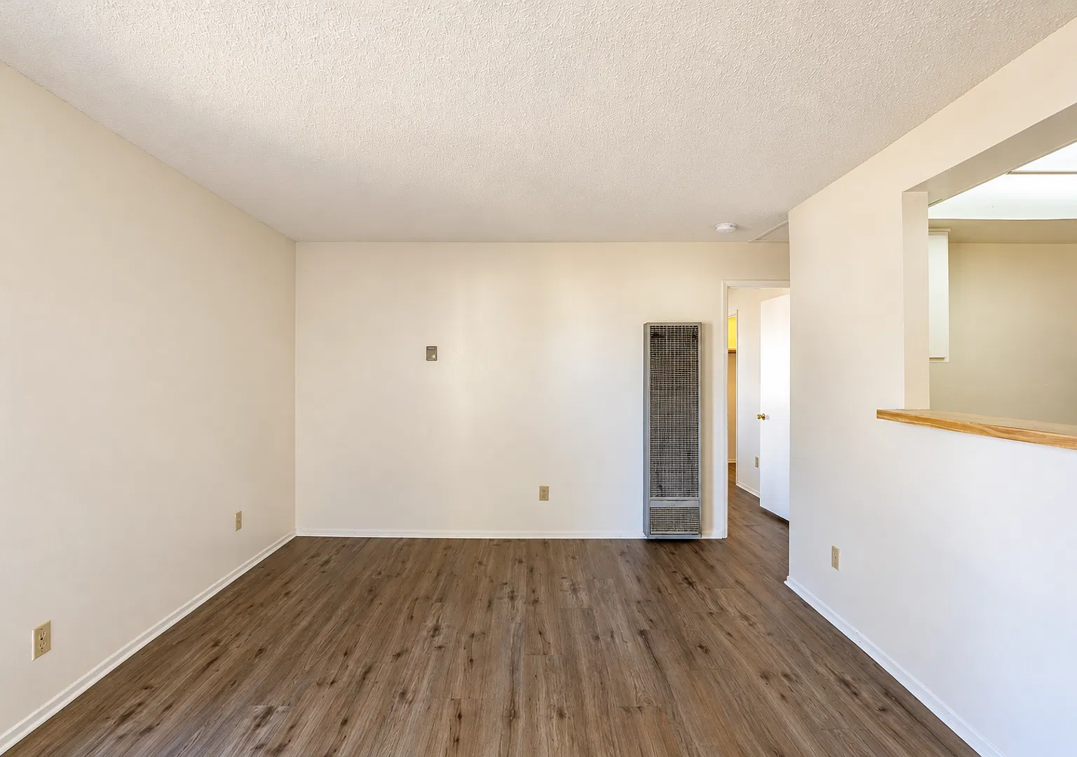 Conveniently Located Condo — Photo 4