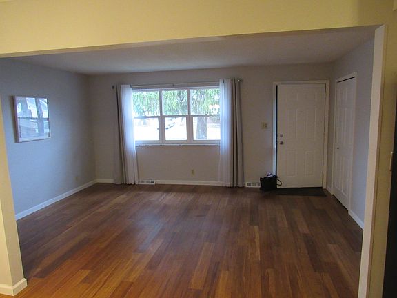 4th image of 1431 Clydesdale Ave