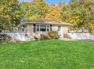 10 Nina Pl, Farmingville, NY 11738