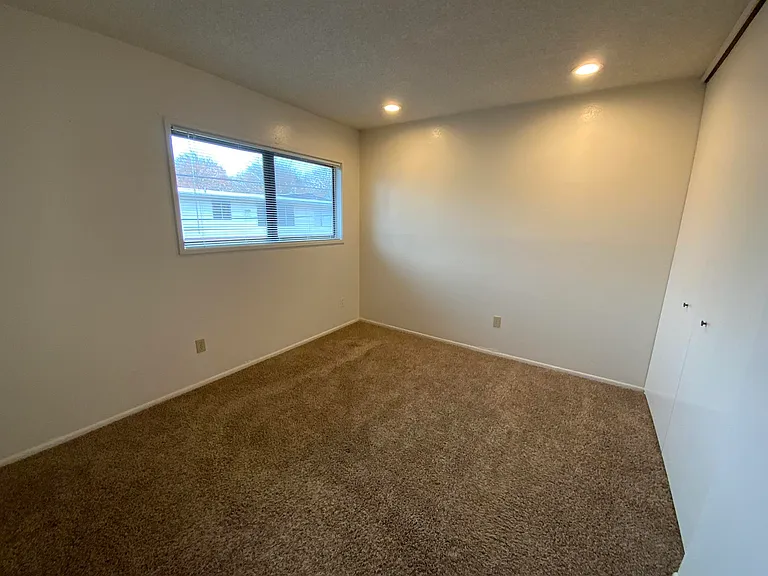 Evergreen Terrace North — Photo 7