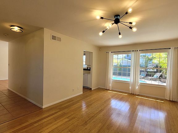 5th image of 4557 Mount Herbert Ave