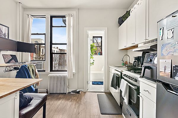 1st image of 264 Jefferson St #2LR