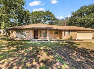 913 Rosebud Dr, Azle, TX 76020