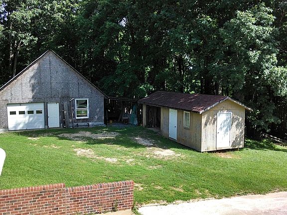 2 accessory buildings