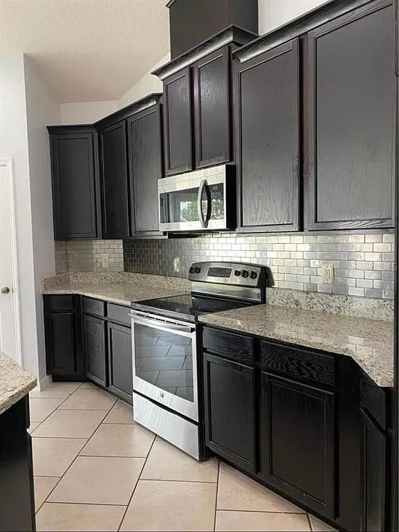 3 bed, 2.0 bath, 1759 sqft, $2,350 — Photo 2