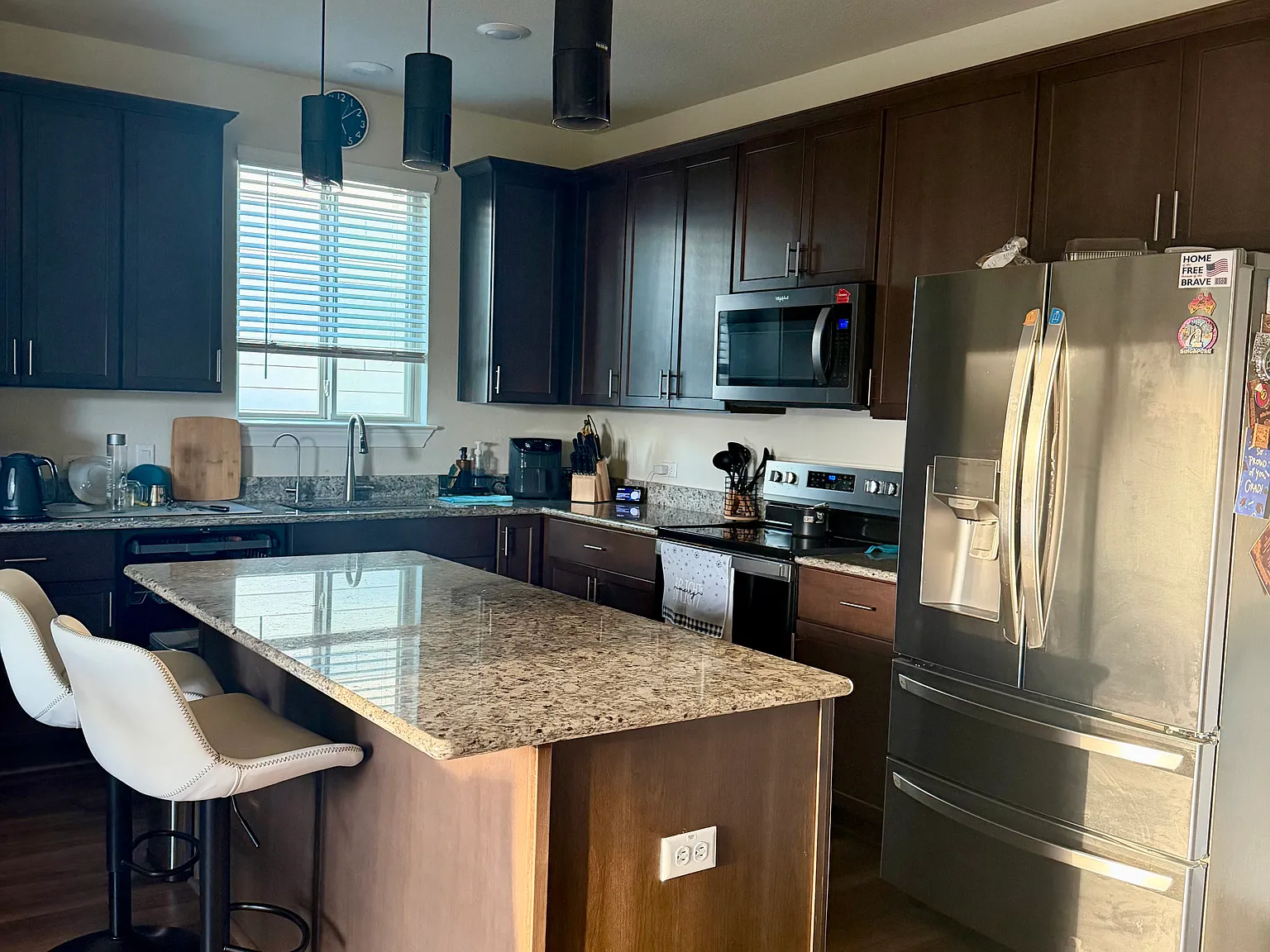 5 bed, 2080 sqft, $2,400 — Photo 3