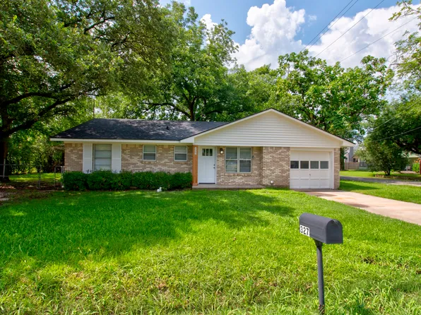 327 W McKinney St, Pilot Point, TX 76258