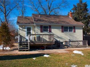 51 Hickory Rd, Rocky Point, NY 11778