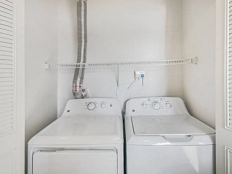 Brentwood Park Apartments — Photo 23
