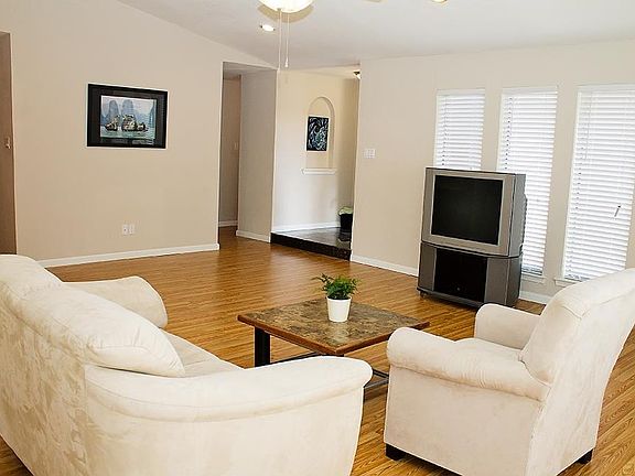 5th image of 2313 Westbrook Dr