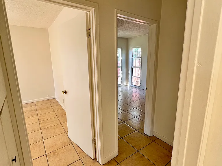 437 W Century Blvd #1 — Photo 3