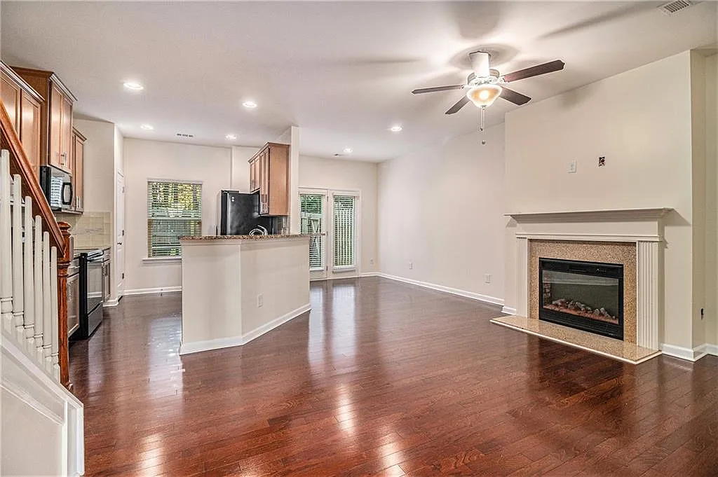 3 bed, 2.5 bath, 1505 sqft, $1,975 — Photo 3