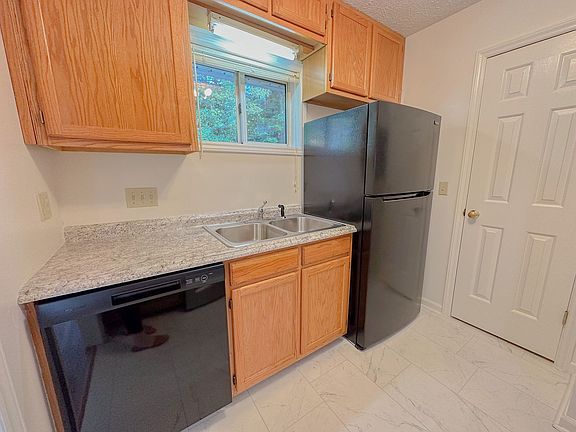 4th image of 9 Shanna Dr #2