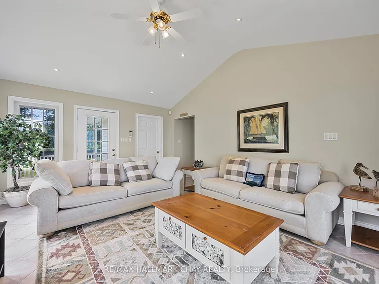 2653 Leonard St — Photo 20
