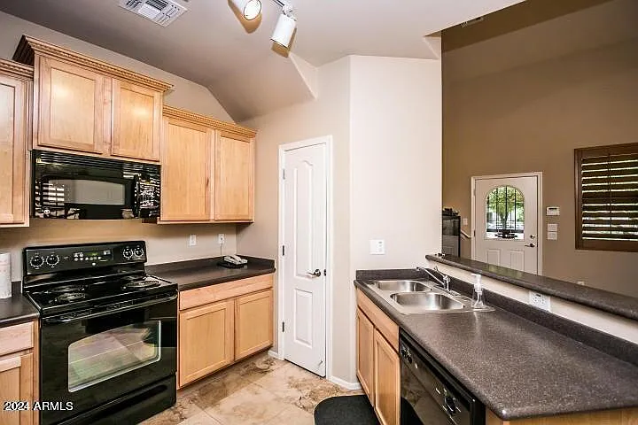 3 bed, 2.5 bath, 1275 sqft, $2,400 — Photo 4