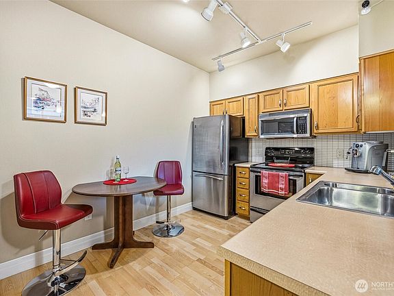 4th image of 910 Harris Avenue #208