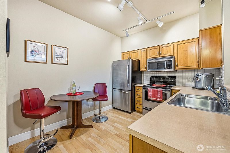 4th image of 910 Harris Avenue #208