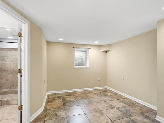 4th image of 700 Sasser St #A