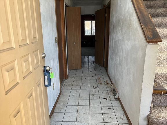 5th image of 19 Theresa Blvd