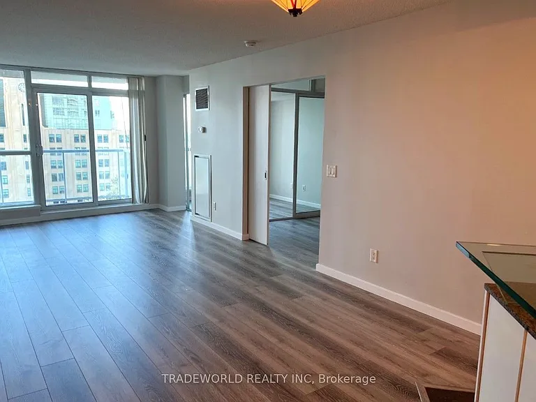 8 York St #1009 — Photo 2